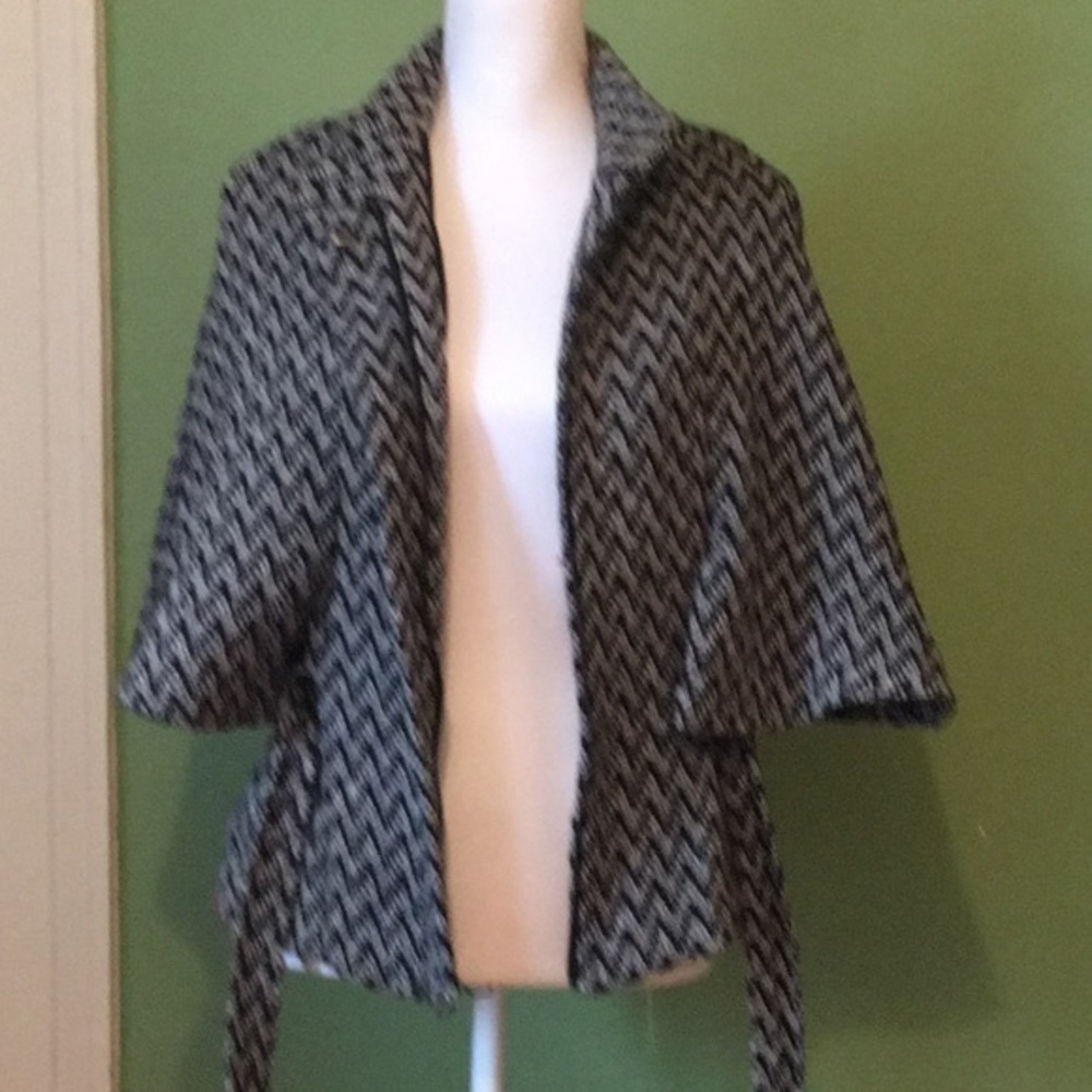 BB DAKOTA black and white jacket with cape - Picture 7 of 11